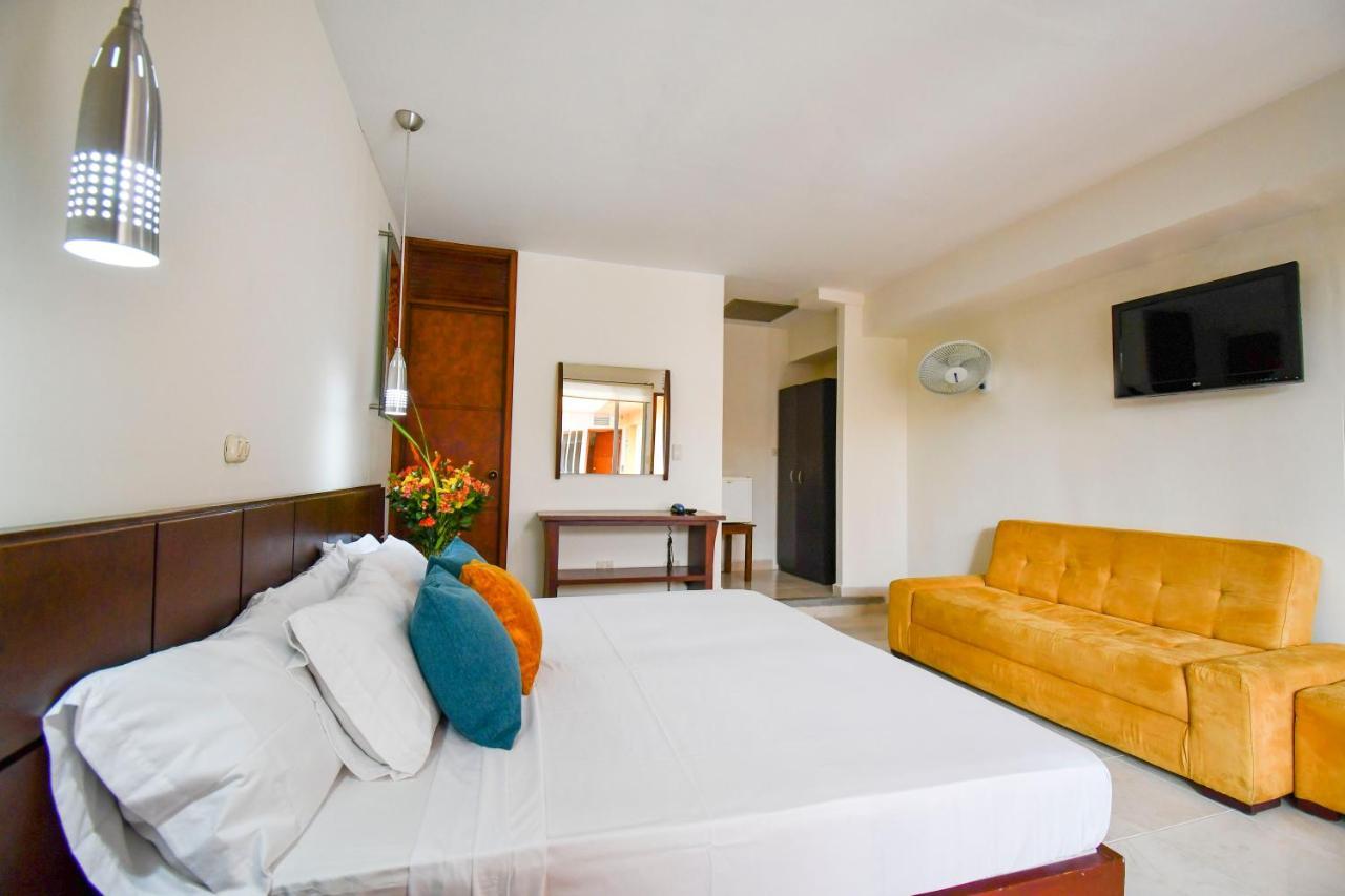 Hotel Monarca Armenia Экстерьер фото