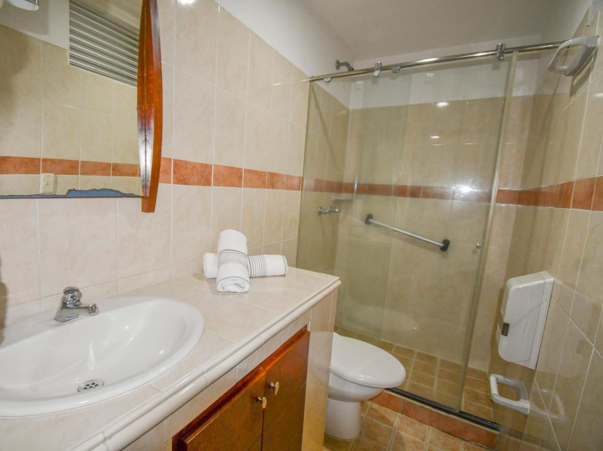 Hotel Monarca Armenia Экстерьер фото